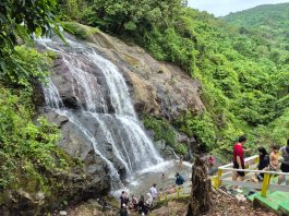 Pengunjung di Air Terjun Bajuin Meningkat Drastis Saat Libur Lebaran