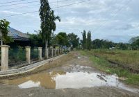 Warga Keluhkan Jalan Rusak Dekat SMPN 1 Awayan Tak Kunjung Diperbaiki