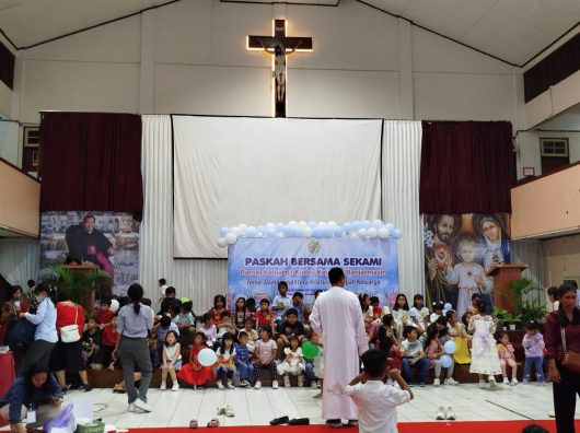 Penuh Sukacita, Anak-anak Mencari Telur Paskah di Perayaan Paskah Gereja Katedral Banjarmasin