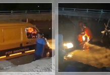 Mobil Pos Indonesia Terjebak Banjir di Jalan Sungai Turak HSU, Sejumlah Orang Mengevakuasi