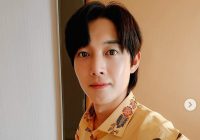 Kim Hyun Joong Senang Dapat Hadiah Kejutan dari Penggemar yang Mengenalinya Saat Jalan-jalan di Indonesia
