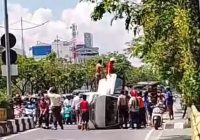 Mobil Terbalik Dekat Jembatan Flyover Bikin Lalu Lintas Macet