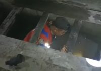 Petugas Damkar Palangka Raya Rela Masuk Selokan Saat Terima Aduan ini