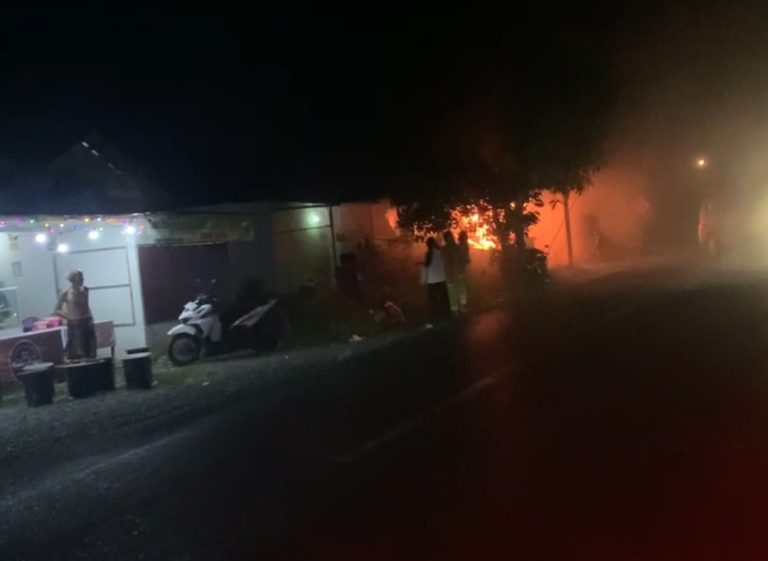Kebakaran di Sei Bambam, Bangunan di Tepi Jalan Terbakar