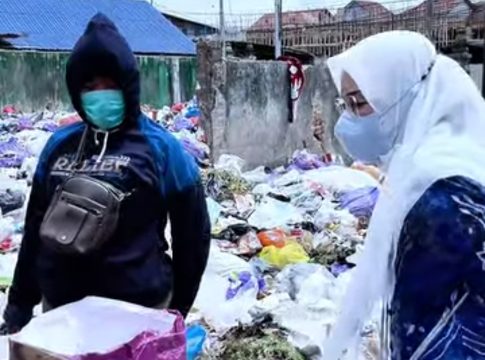 Ketua TP PKK Kota Banjarmasin Tegur Langsung Warga Buang Sampah di HKSN