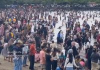 Libur Lebaran, Pantai Anyer Dipenuhi Lautan Manusia