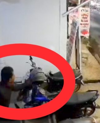 Pencuri Helm di Simpang Empat Amaco Terekam CCTV