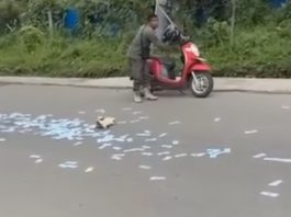Viral Uang Rp 50 Ribu Berhamburan di Jalan Raya Balangan