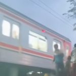 Viral Detik-Detik Kereta Api Menabrak Mobil di Tengah Rel