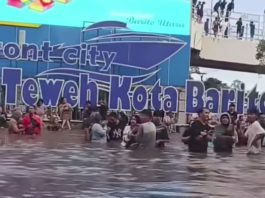 Banjir di Muara Teweh Malah Jadi Wisata Dadakan Warga