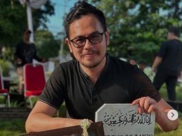 Pesan Perpisahan Surya Sahetapy di Pusara Ayahnya Sebelum Balik ke AS
