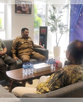 Bupati HST Gaet Briton English Education, Siap Bangun UPT Bahasa Tingkatkan SDM Muda Murakata