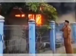 Heboh! ASN Kumandangkan Azan saat Kebakaran di Pidie Jaya, Warganet: "Panggil Pemadam Pak!"