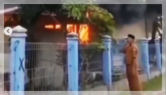Heboh! ASN Kumandangkan Azan saat Kebakaran di Pidie Jaya, Warganet: "Panggil Pemadam Pak!"