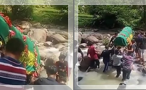 VIRALl! Warga Usung Jenazah Seberangi Sungai Deras Gegara Jalan Diblokir Pemilik Tanah, Ini Alasannya