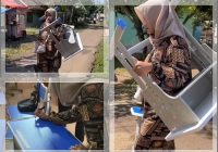 Dipaksa Kepala Sekolah! Ibu Ini Rela Beli & Pikuli Meja Kursi Baru Sambil Menangis, "Anak Saya Tidak Merusak"