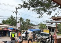 Tabrakan Maut Sigra vs Pikap! Dua Orang Luka Serius dalam Kecelakaan di Kintapura