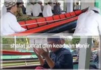 Masyaallah! Masjid Terendam Banjir, Jemaah di Binuang Tetap Salat Jumat di Atas Jukung, Tuai Pujian Warganet