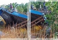 WADUH! Trailer dan Alat Berat Masuk Sungai Gegara Jembatan di Anjir Talaran Tak Kuat Menahan Beban