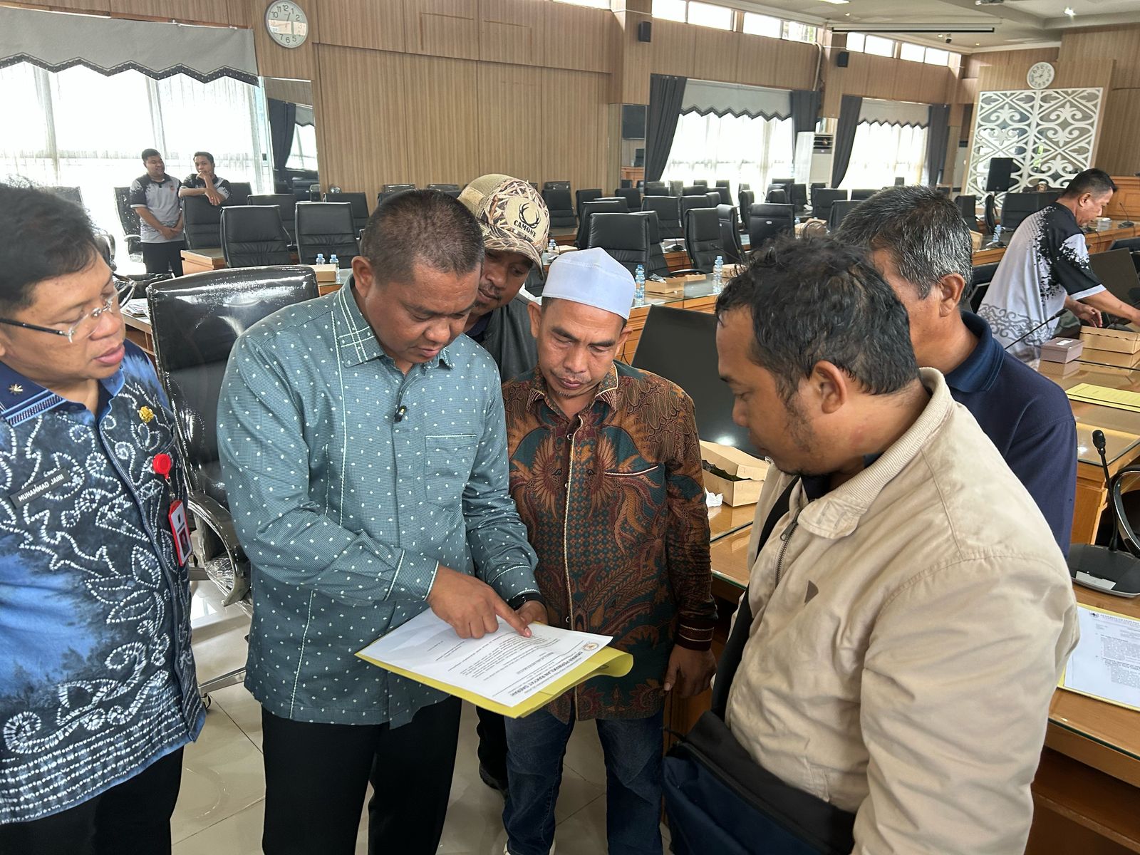 Warga Kepung DPRD Kalsel Tuntut Hentikan Truk Tambang: Dewan Janji Tindak Tegas dalam 60 Hari