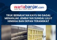 VIDEO - Truk Bermuatan Kayu Ini Gagal Menanjak Jembatan Sungai Lulut Hingga Ban Depan Terangkat