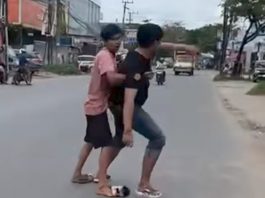 Dua Pria Bawa Sajam Terlibat Perkelahian di Depan SPBU Banua Anyar