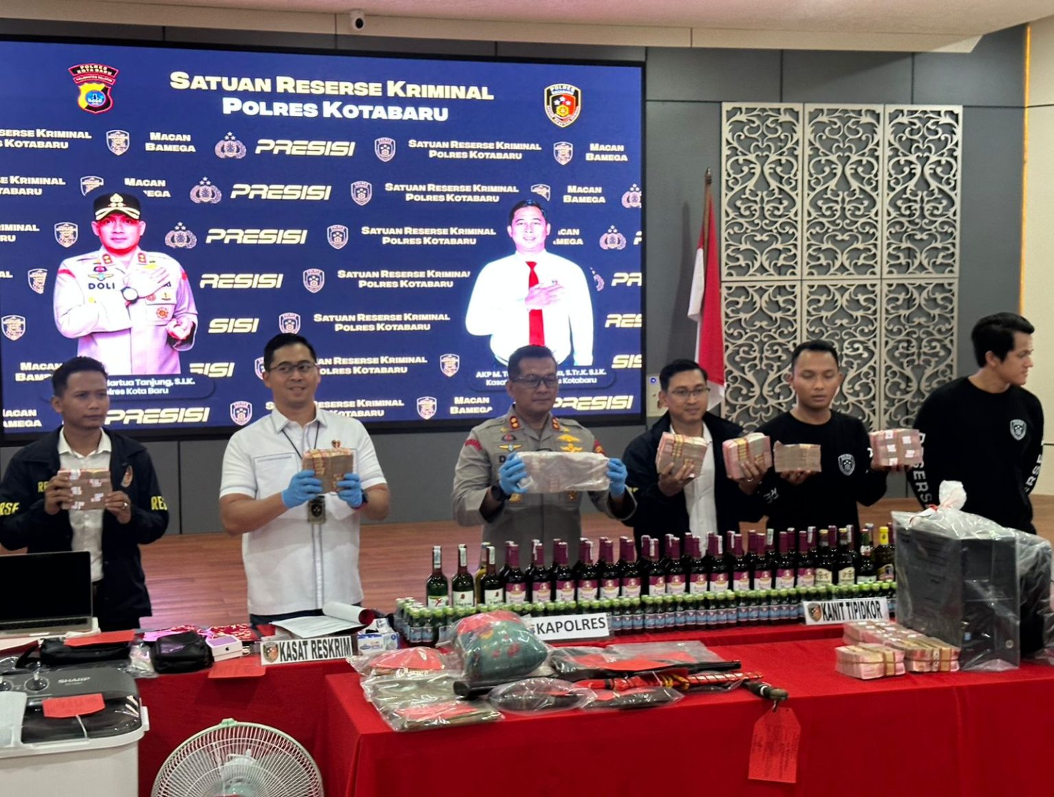 Dua Pegawai Bank BUMN di Kotabaru ini Diringkus Polisi, Gelapkan Uang Perusahaan Rp2,5 M demi Judi Online
