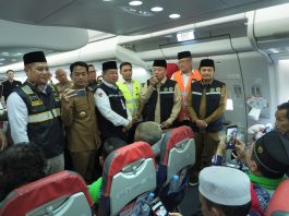 Gubernur Kalsel Lepas Jemaah Haji dari Kabin Pesawat, 'Ingat Saling Membantu'