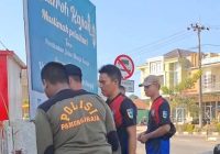 Jaga Kebersihan dan Estetika Kota, Satpol PP Tala Tertibkan Spanduk Kedaluwarsa