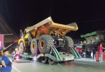 Truk Pengangkut Mobil Tambang Tersangkut Kabel Listrik di Batu Piring