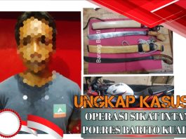 Bawa 2 Sajam, Warga Martapura ini Digiring Petugas Polsek Bakumpai ke Kantor Polisi