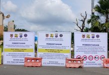 Spanduk Penutupan Jalan A Yani km 31,4 Dipasang di Bundaran Simpang Empat