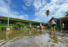 Halaman SDN Teluk Dalam 11 Terendam air, Siswa Terpaksa "Nyeker" ke Sekolah