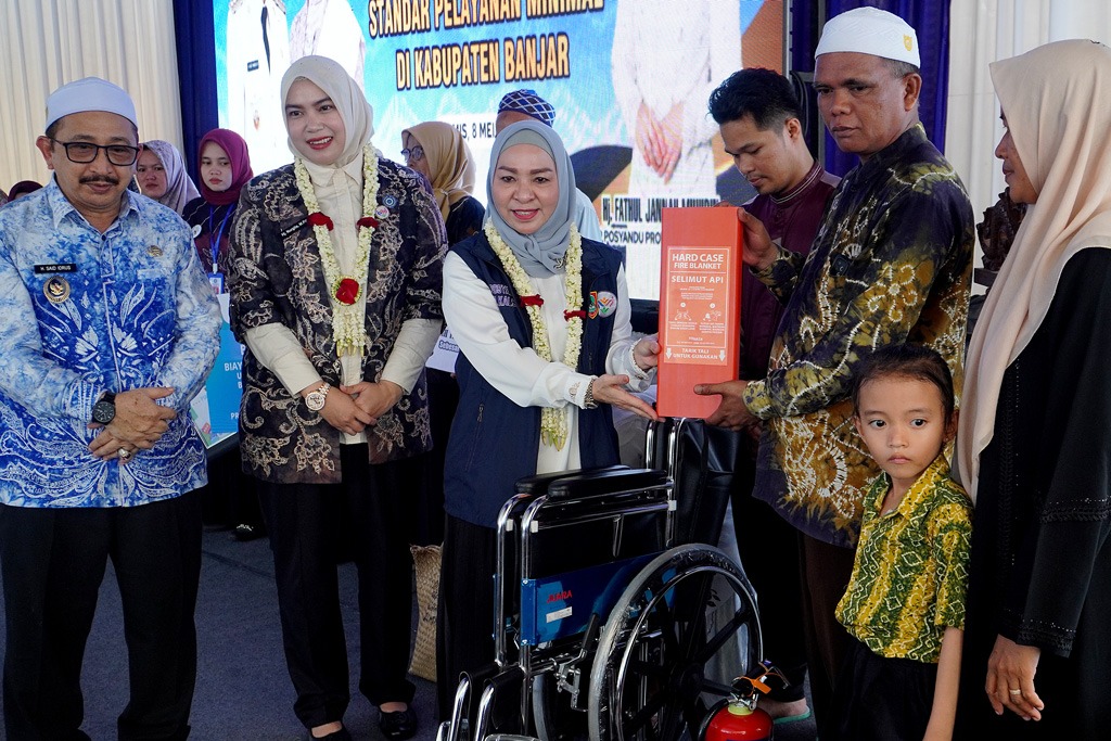 Penyerahan bantuan oleh Ketua TP Posyandu Provinsi Kalsel, Hj. Fathul Jannah Muhidin
