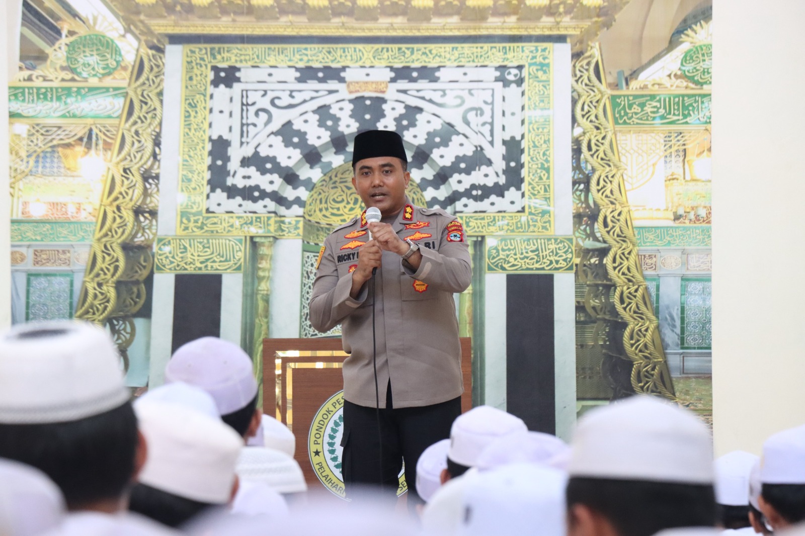 Kapolres Tanah Laut Ajak Santri Jadi Garda Terdepan Jaga Kamtibmas, Tekankan Pentingnya Akhlak dan Disiplin