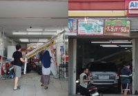 BREAKING NEWS Mobil Tabrak Alfamart di Jalan A Yani Km 10
