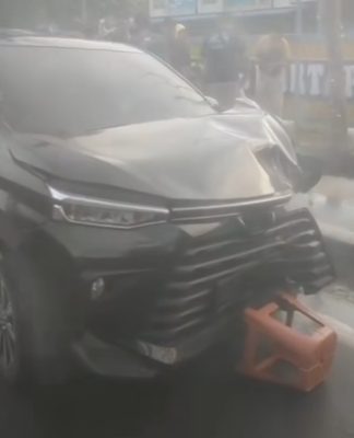 Mobil Oleng Naik ke Trotoar di Depan Pasar Martapura
