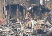 Pilu, Warga Korban Kebakaran Kelayan A Mencari Barang di Puing-Puing Bangunan