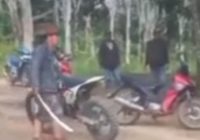 Viral Pria Ngamuk Bawa Sajam di Pengaron