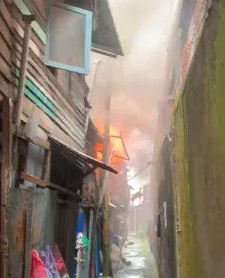 BREAKING NEWS Api Berkobar di Pelambuan