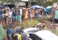 Mobil Oleng Jatuh ke Sungai di Jalan Negara