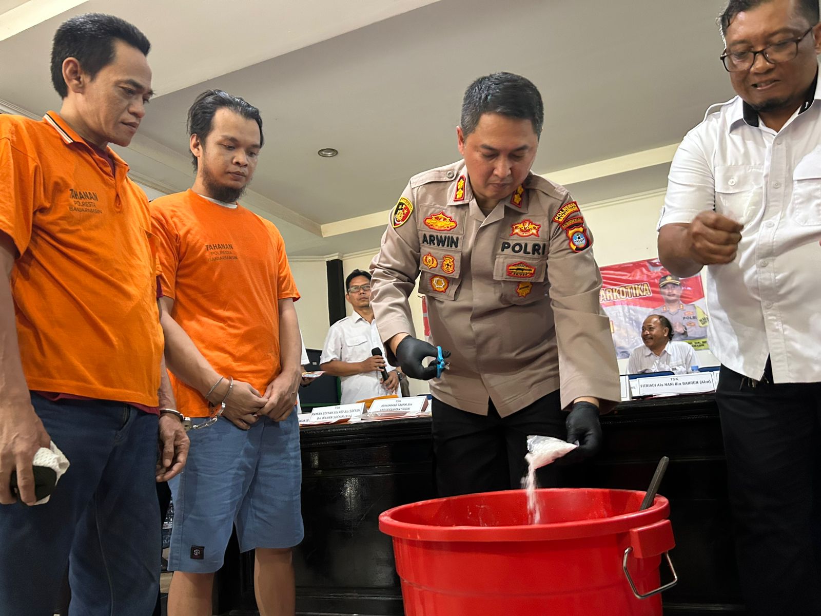 Wakapolresta melakukan pemusnahan barang bukti