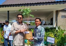 Wamenhut Sulaiman Umar Siddiq Kunjungi Banjarbaru, Serahkan 3.500 Bibit Pohon untuk Dukung Ketahanan Pangan