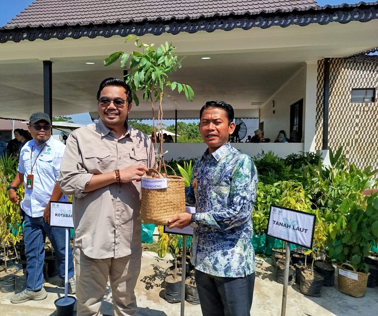 Wamenhut Sulaiman Umar Siddiq Kunjungi Banjarbaru, Serahkan 3.500 Bibit Pohon untuk Dukung Ketahanan Pangan