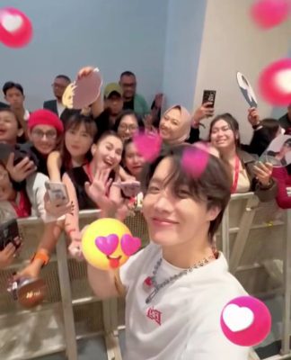 Ikut Berkerumun Bersama ARMY, Ayu Ting Ting dan Bilqis Abadikan Momen HP-nya Dipakai J-Hope BTS Video Bareng