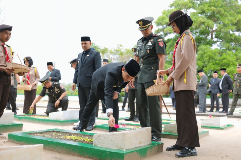 Peringati HUT ke-76 Proklamasi Pemerintahan Gubernur Tentara ALRI Divisi 4 Pertahanan Kalimantan, Bupati Tanah Bumbu Ziarahi Makam Pahlawan