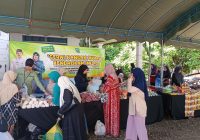 Warga Antre Serbu Pasar Murah ke-27 Disperindag Balangan di Desa Gunung Pandau