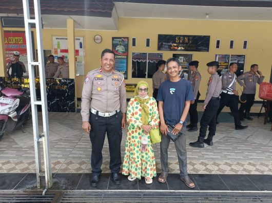 Kasat Lantas Polres HST Bantu Nenek Tersesat di Tengah Kerumunan Pengantar Jemaah Haji