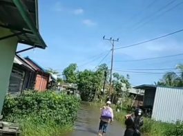 Banjir di Simpang Aluh-Aluh Dekat Jembatan Gantung Sebabkan Banyak Kendaraan Mogok