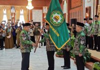 Jusuf Kalla Serahkan Bendera Kepengurusan DMI Kalsel kepada H Anwar Hadimi
